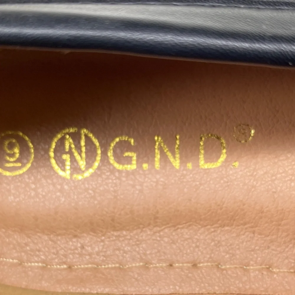 Elegant Black Loafers with Gold Accents - Picture 10 of 11